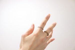 つける指によって異なる指輪の意味とは？