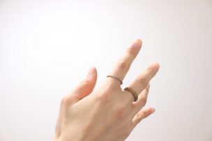 指輪をはめている指