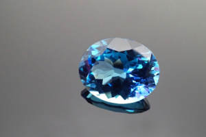11月の誕生石トパーズ、透明感のある美しい宝石
