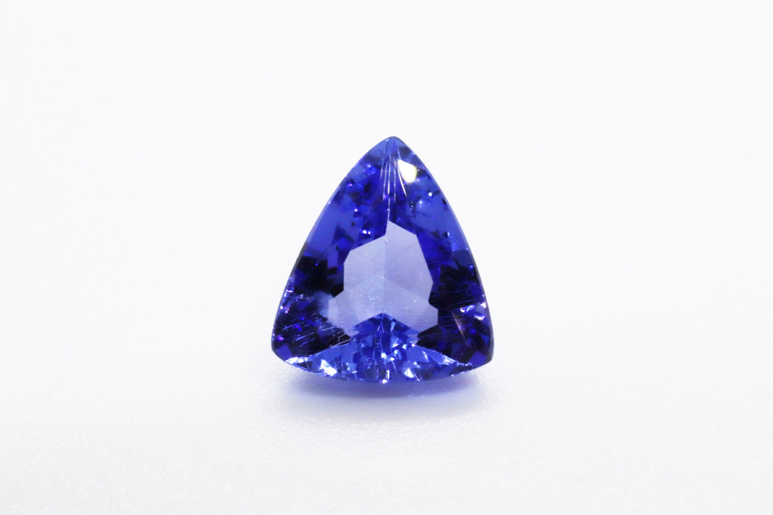 青い色の宝石：タンザナイト(灰簾石-かいれんせき)