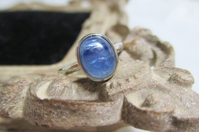 青い色の宝石：カイヤナイト(藍晶石-らんしょうせき)