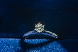 カラットとはダイヤモンドの質量を表す？意外と知られていない本当の意味｜婚約・結婚指輪は何カラット？